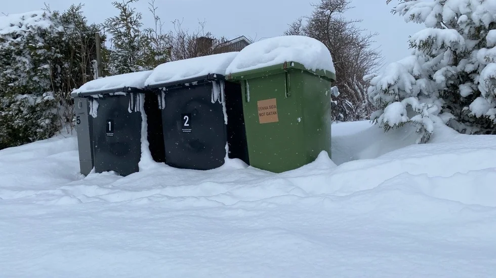 Det har varit tuffa dagar för renhållningen efter det senaste snöovädret. Men efter en hel del övertid är man på väg att ta igen förlorad tid.