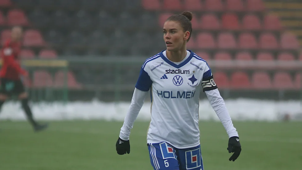 My Cato testades i en ny position mot BP. IFK-kaptenen som spelade offensiv mittfältare i fjol fick kliva ner och spela på det centrala mittfältet på Grimsta IP.