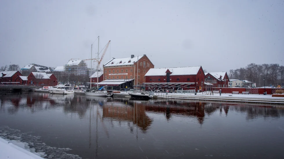 Kajplats 2 ligger i vinterdvala. Det faluröda 1700-talsmagasinet såldes i somras till ett pris som varken mäklaren eller säljaren, Nyköpings kommun, hade räknat med. 