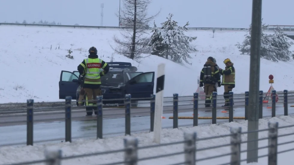 Bilen misstänks ha börjat brinna under färd.