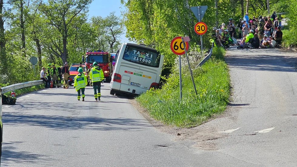 Bussen hamnade på sniskan efter att ha backat när den mötte en bred transport. Polis och räddningstjänst kunde efter en stund evakuera barnen.