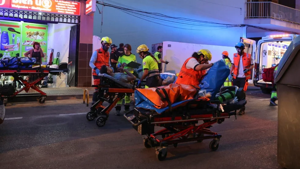 Räddningsarbete på olycksplatsen.