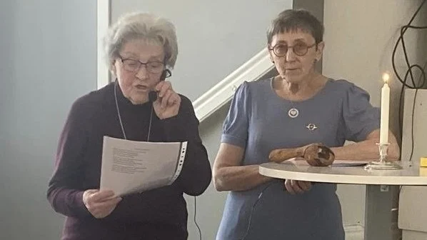Christina Oscarsson och Margit Nordsvahn inledde med en tyst minut.