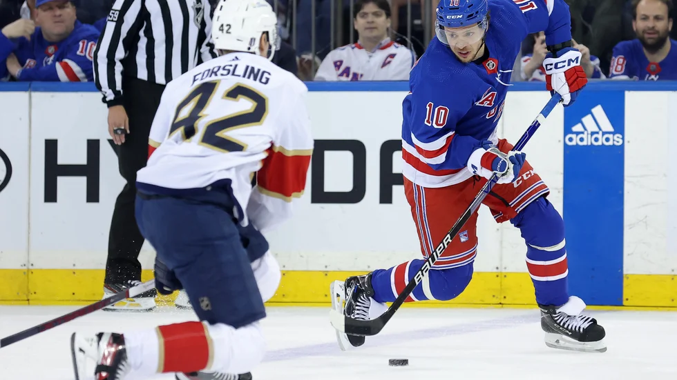Gustav Forsling hade bra koll på Rangers-spelaren Artemi Panarin i nattens semifinal.