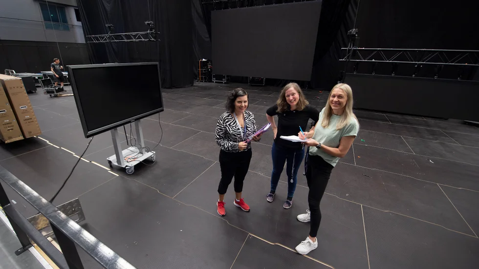 Förberedelserna är i full gång. I helgen intas Rosvalla av landsbygdsriksdagen. Terese Bengard, Hela Sverige ska leva, Sigrid Larsson, projektledare och Anna Johansson, Hela Sverige ska leva, hjälps åt.