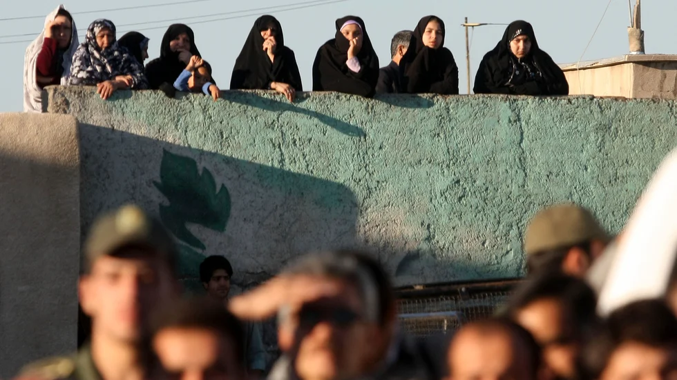Folk bevittnar en offentlig avrättning i Iran. Arkivbild.