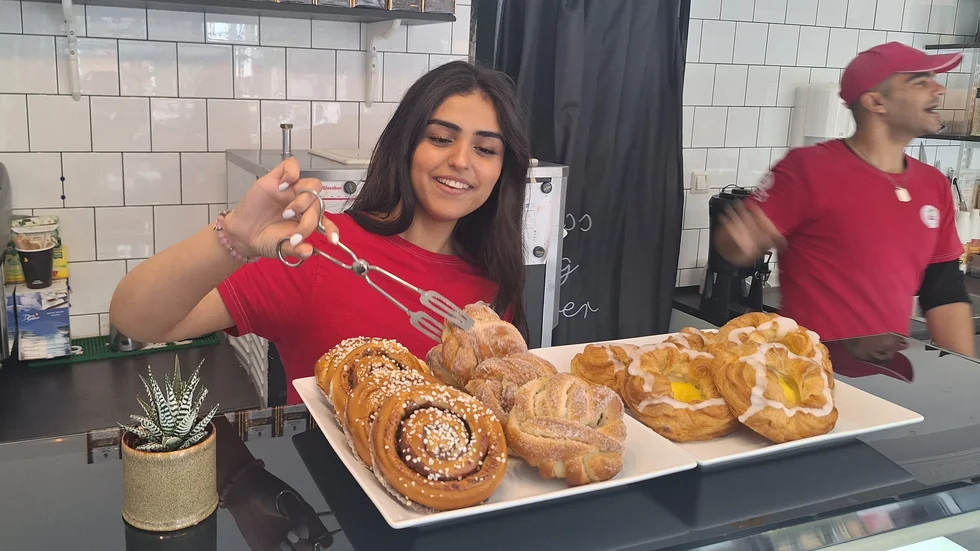 Hanin Almahamid och Badur Krim i färd med att servera bullar från Bageriet Guldkringlan på La Plaza.
