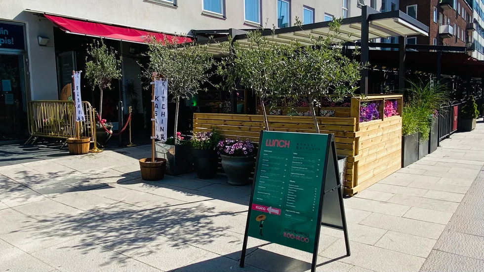 Eskilstunakrog varnas av Räddningstjänst- och tillståndsnämnden efter för många personer vistats i lokalen samtidigt och att berusningsgraden varit för hög. Krogen själva håller inte med och ska nu överklaga beslutet.