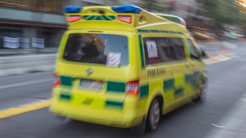  En äldre kvinna hade fallit och slagit bakhuvudet så illa att blodet rann Trots det tog det cirka en timme innan ambulansen anlände. Det är hög tid för förändring, anser skribenten.