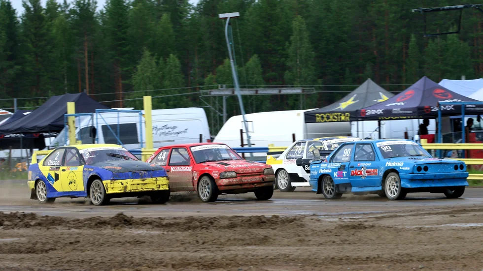 Ossian Stenvall, i röd bil med nummer 44, missade semifinalerna under SM-deltävlingen i Lycksele. (Arkivbild)