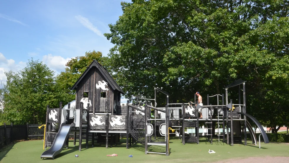 Spöklekparken i Brandkärr är en av Nyköpings tematiska lekplatser.
