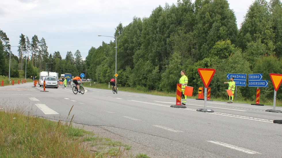 Flaggvakter vid Nykyrkakrysset i Vätternrundan 2024. I regeringens budget får Trafikverket åtta miljoner kronor 2025 till arrangemang på statliga vägar.