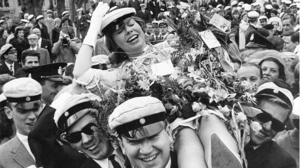 Prinsessan Christina tar studenten (1963) och blir hissad av några kamrater.