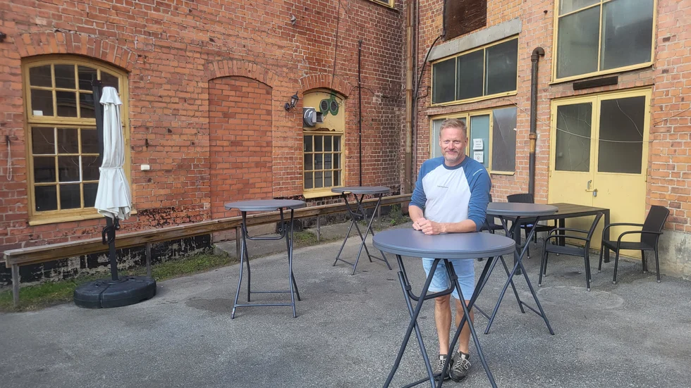 Festen är över. Arrangören Micke Eklund står ensam kvar, nöjd och lycklig.