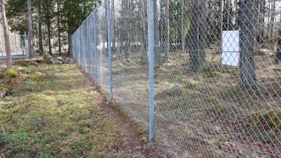 Här var staketet till ställverket uppklippt.