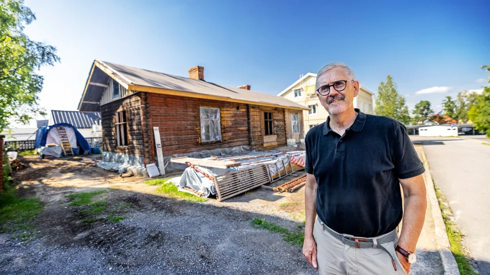 Hans Å Strandberg har viss förståelse över att det finns Luleåbor som funderar på vad han egentligen håller på med. "Jag tycker om att försöka rädda kvar vår kulturhistoria och det här gamla huset rymmer på många berättelser från förr", förklarar han renoveringsprojektet på Timmermansgatan.  