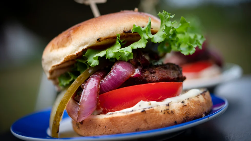 Två kinesiska simmare sägs ha fått i sig förbjudet medel genom hamburgare. Arkivbild