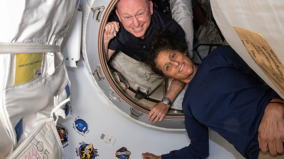 Astronauterna Barry “Butch” Wilmore och Suni Williams i vestibulen mellan rymdstationen ISS och rymdfarkosten Starliner. Bilden är tagen 13 juni.