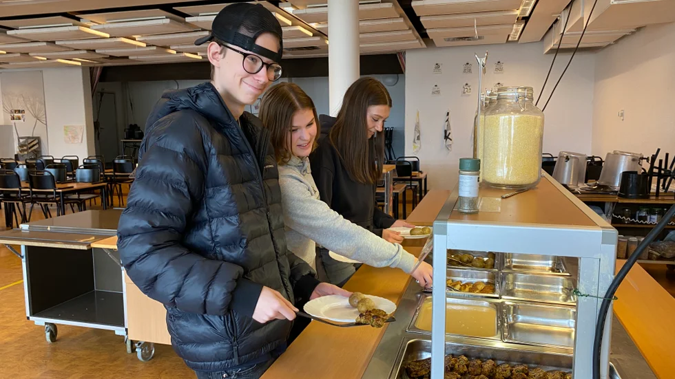 16-åringarna Ossian Davidsson, Anna Tvetström och Agnes Hovbrandt tar mat i Nyhemsskolans kök.