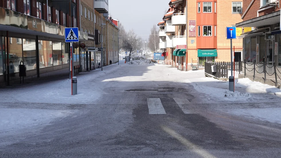 Byggnaden som planeras på Lekatten 15 tar upp delar av trottoaren och gatan vilket gör det trångt att nyttja vändskivan. Nu finns det planer på att flytta vändplatsen vilket hotar p-platser på den delen av Storgatan.