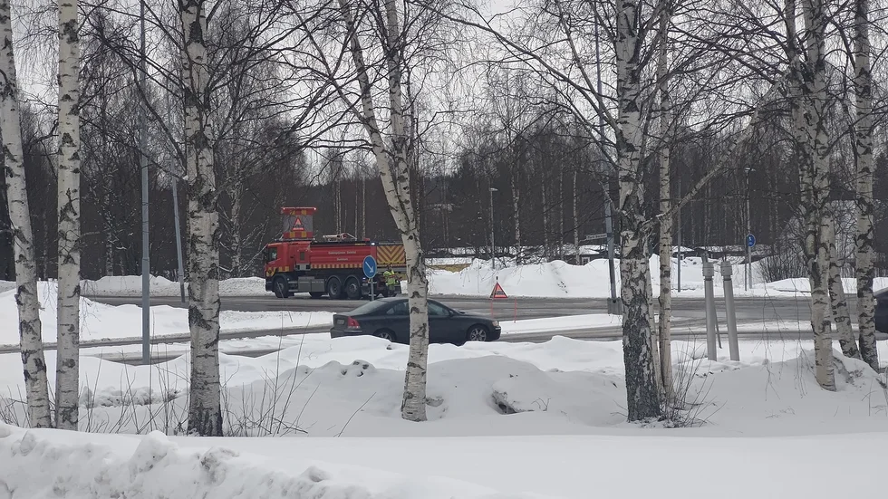 Fyra fordon från räddningstjänsten och en ambulans larmades till olyckan på onsdagen.
