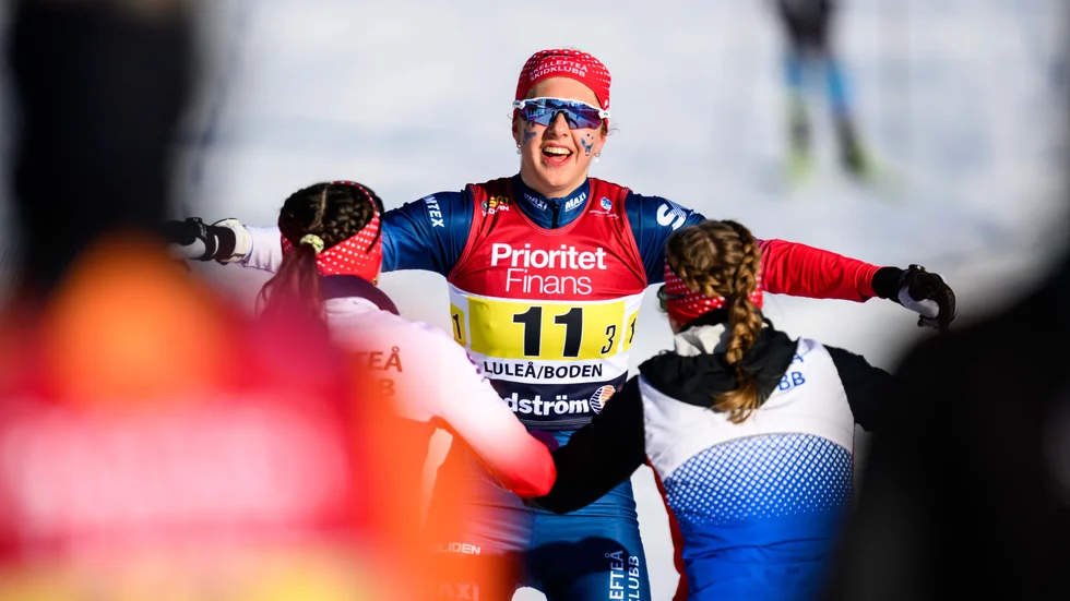 Elin Henriksson kramas om av Saga Nilsson och Evlina Crüsell efter att bronset var säkrat. 