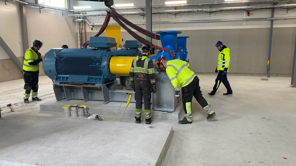 Det är tre tunga pjäser som ska passas in på betongsocklarna.