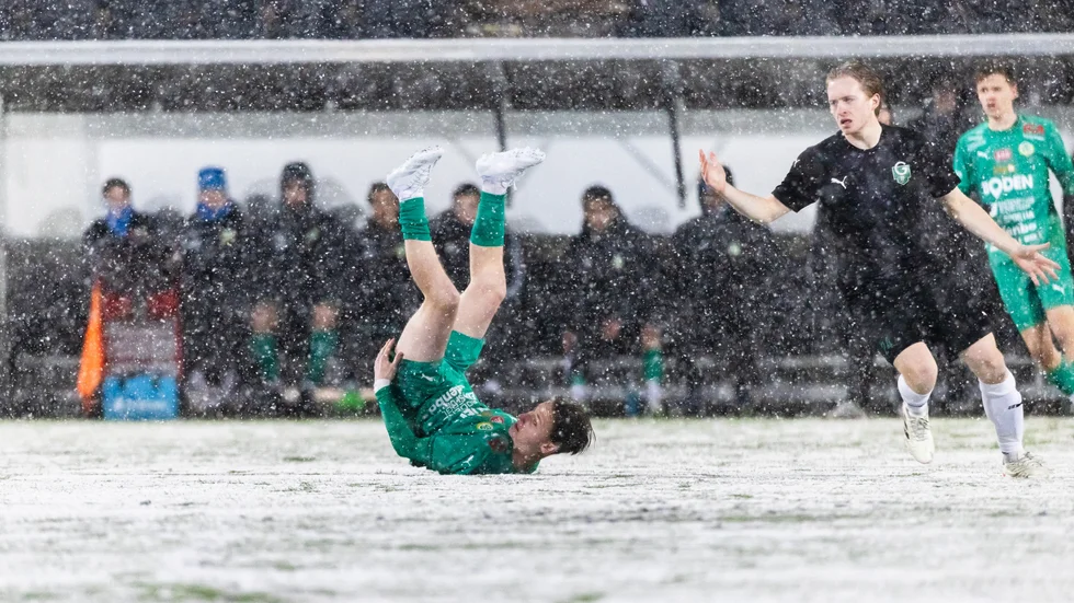 Domaren valde att blåsa av matchen i minut 36 i seriepremiären mellan Bodens BK och Gottne 28 mars.  