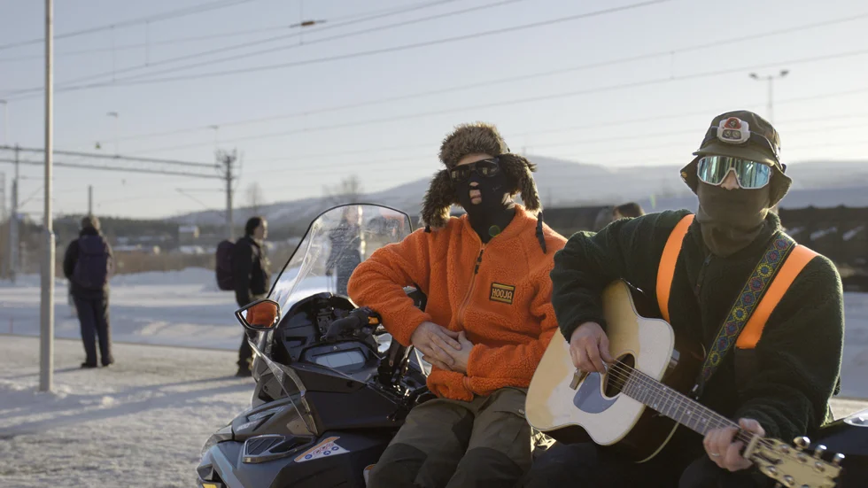 Artistduon Hooja är två av de medverkande i SVT:s musikvideo där ett stort antal svenska artister tolkar Abbas "Thank you for the music". Pressbild.