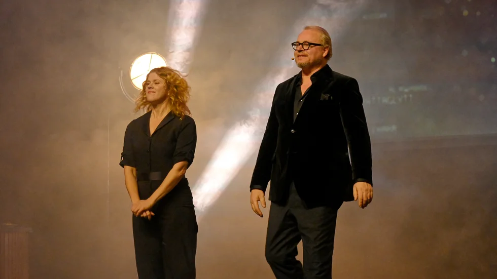 Fredrik Lindströms show "Stora dialektshowen" gästade Eskilstuna under onsdagskvällen. Efter två inställda shower blev det äntligen av. 