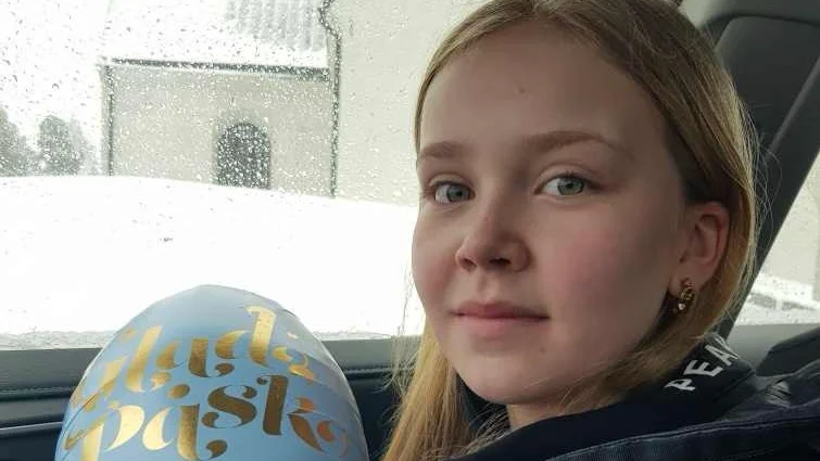 Ellen Lindblom hittade ägget vid kyrkan i Öjebyn. 