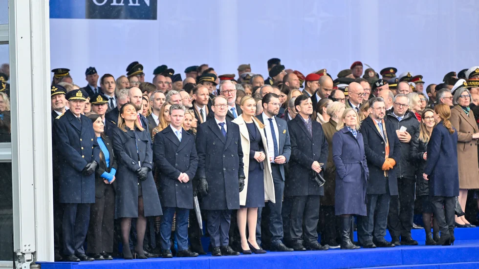 Utöver kronprinsessan, statsministern och överbefälhavaren närvarande även partiledarena för KD, L, SD, S och C vid ceremonin i Bryssel där den svenska flaggan hissades utanför Nato-högkvarteret.