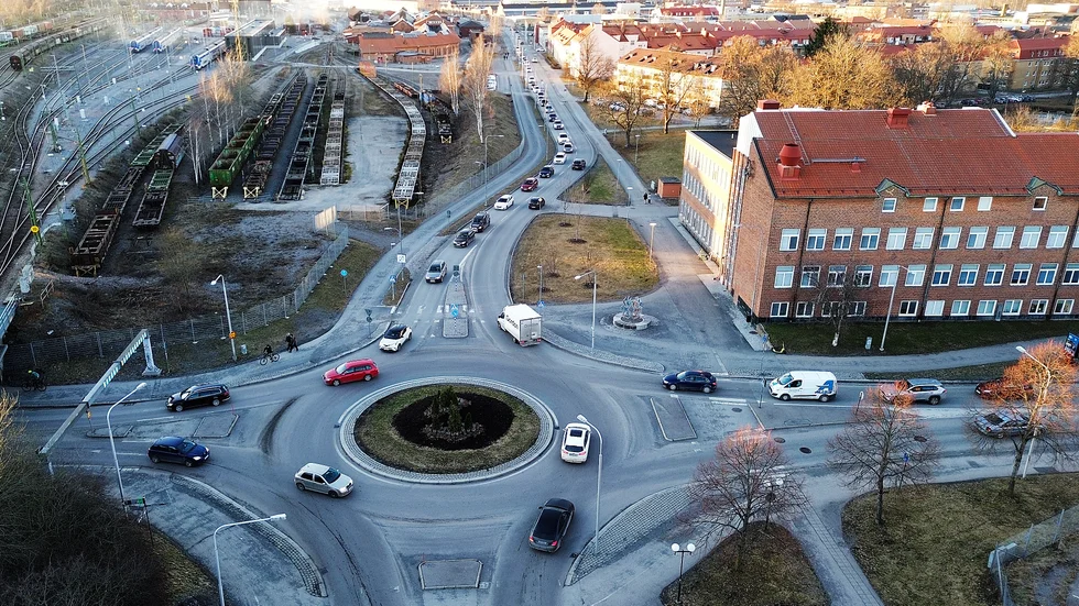 Olyckan inträffade vid cirkulationsplatsen mellan järnvägen och Rinmangymnasiet. Bilden är taget vid ett tidigare tillfälle.