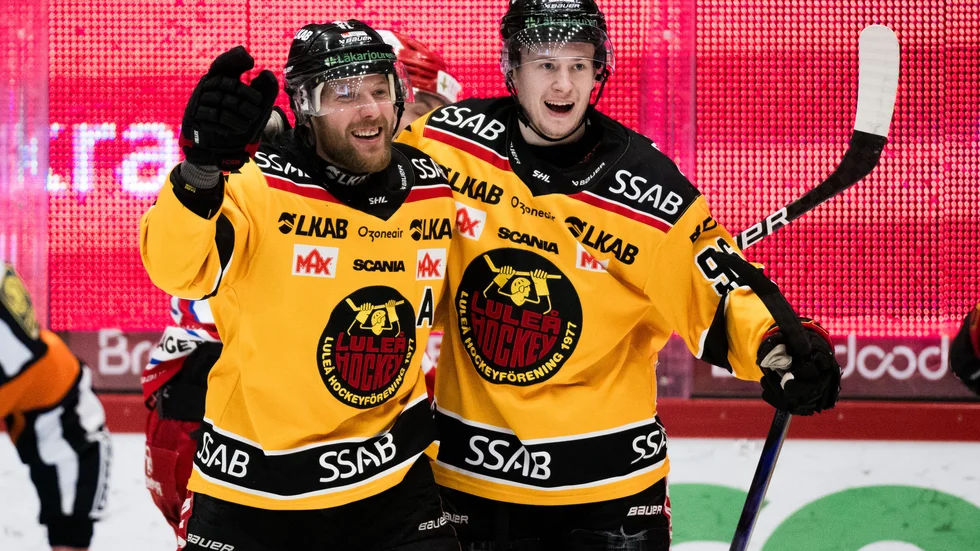 Linus Omark jublar tillsammans med Pontus Andreasson efter det avgörande målet. 