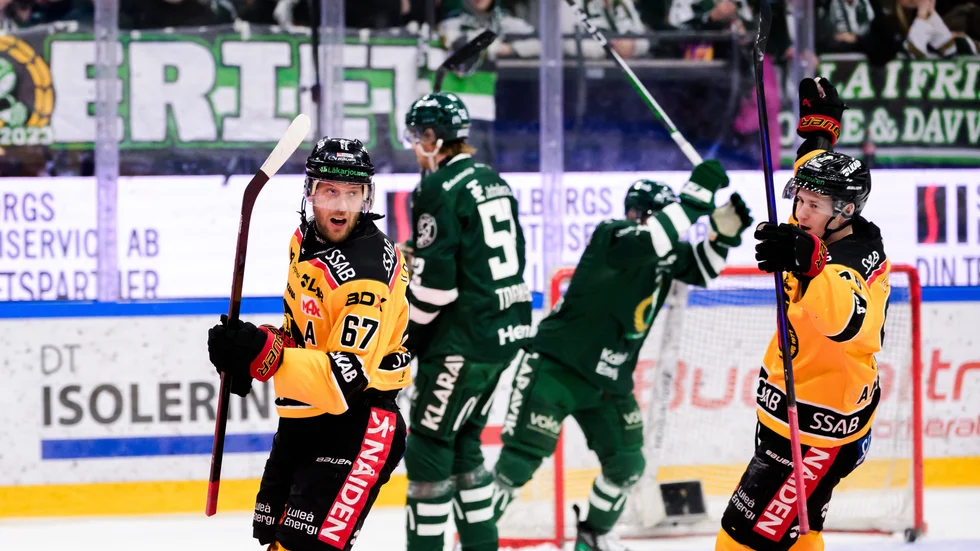 Linus Omark och Pontus Andreasson jublar efter Omarks 2–0-mål för Luleå Hockey borta mot Färjestad.