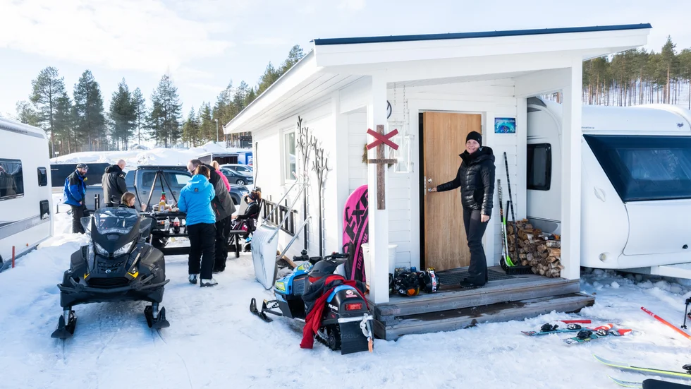 Här i Storklinten njuter Terese av livet. Familjen har husvagnen på plats under vintern. Förgården får stå kvar hela året.