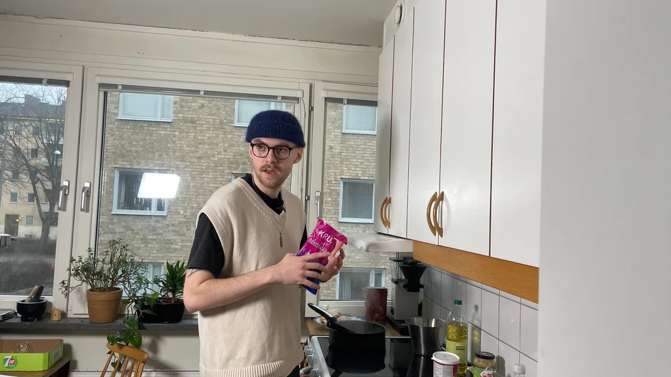 Liam Mellberg lägger ut videos när han lagar mat på bland annat Tiktok där han har 169 000 följare. Hans grej är att återskapa mat eller godis som man kan köpa i butik eller på restauranger. 