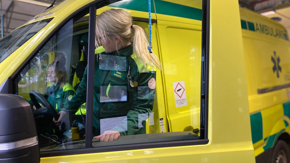 Ambulanspersonalen uppmärksammar allmänheten som hjälp till efter de svåra trafikolyckorna.