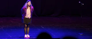 Efter terapi mot scenskräcken – nu kör komikern show i Nyköping
