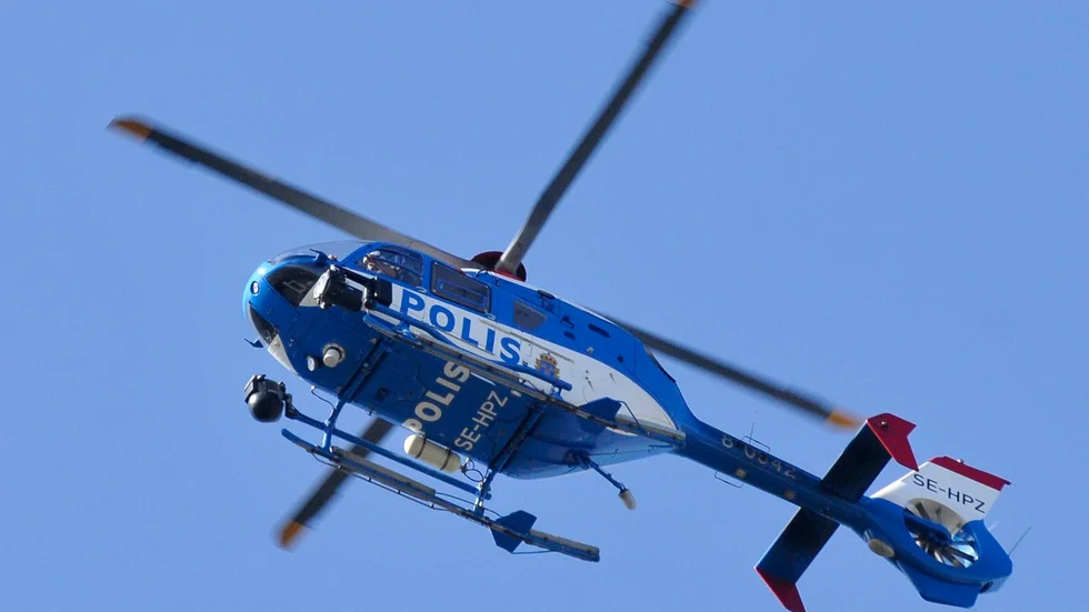 Polisen söker med helikopter efter de försvunna. Arkivbild.