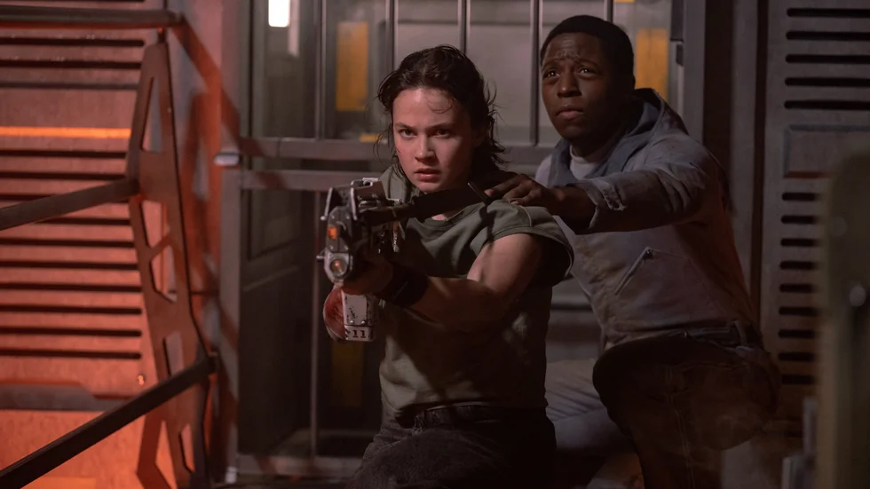 Ungdomarna som kämpar emot den utomjordiska xenomorphen i "Alien: Romulus" spelas av Cailee Spaeny (“Civil War”) och David Jonsson (“Industry”).