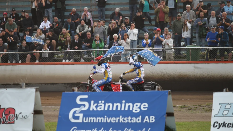Piraterna applåderades av publiken, de 2 214 personerna som kom, när det blev seger i den första kvartsfinalen mot Indianerna. Det var bra speedway, mycket folk och Piraterna har chansen i returen i Kumla på tisdag, bedömer Jens Bollius.