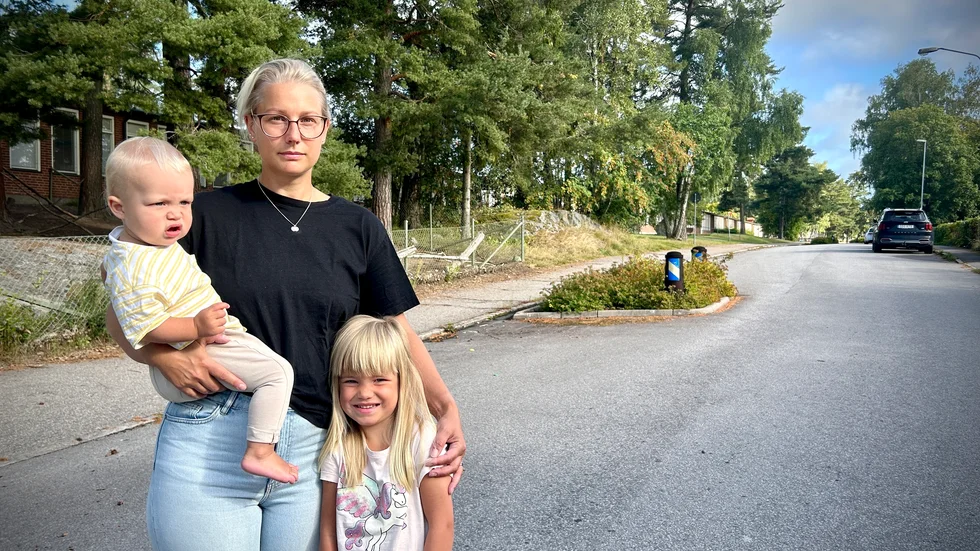 Matilda Lloyd har tröttnat på fortkörarna, men också på felparkerarna på Dalagatan. Nu kräver hon att kommunen vidtar åtgärder. Här ses hon tillsammans med barnen Gusten och Sigrid Lloyd. 