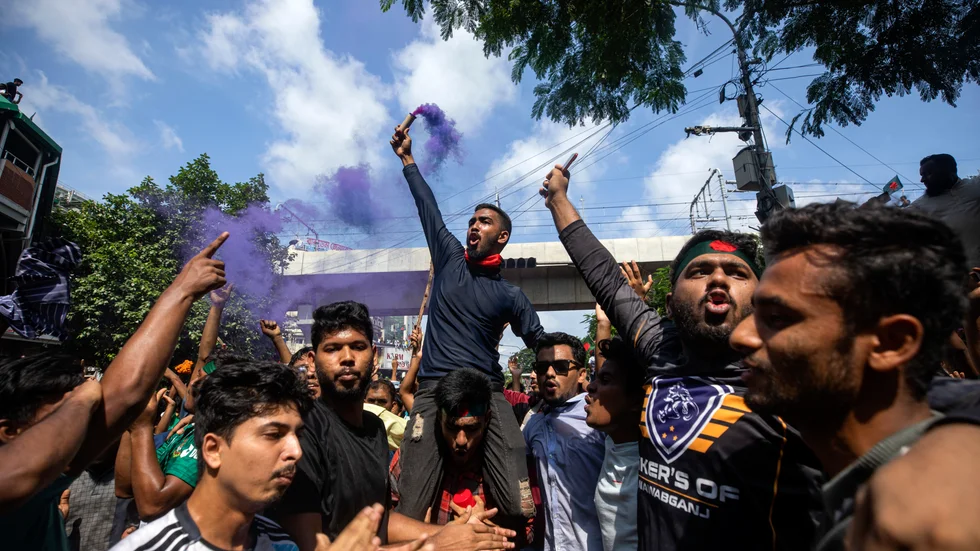 Demonstranter i Bangladesh firar när de nås av nyheten att premiärminister Sheikh Hasina har avgått.