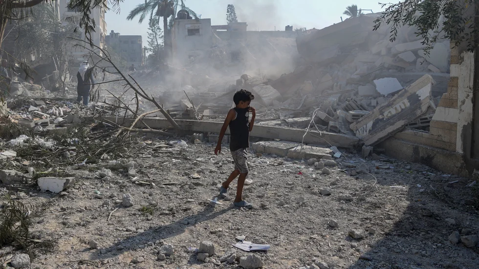 En palestinsk pojke bland rasmassor i centrala Gazaremsan i slutet av juli.