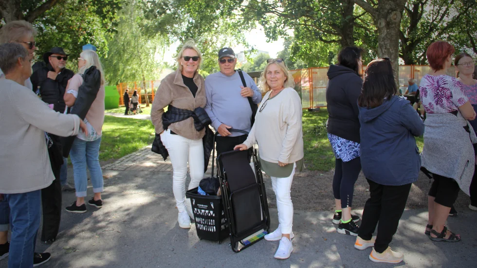 Pia och Conny Widegren och Lena Jarstad hade med sig en kundkorg fylld med picknick.