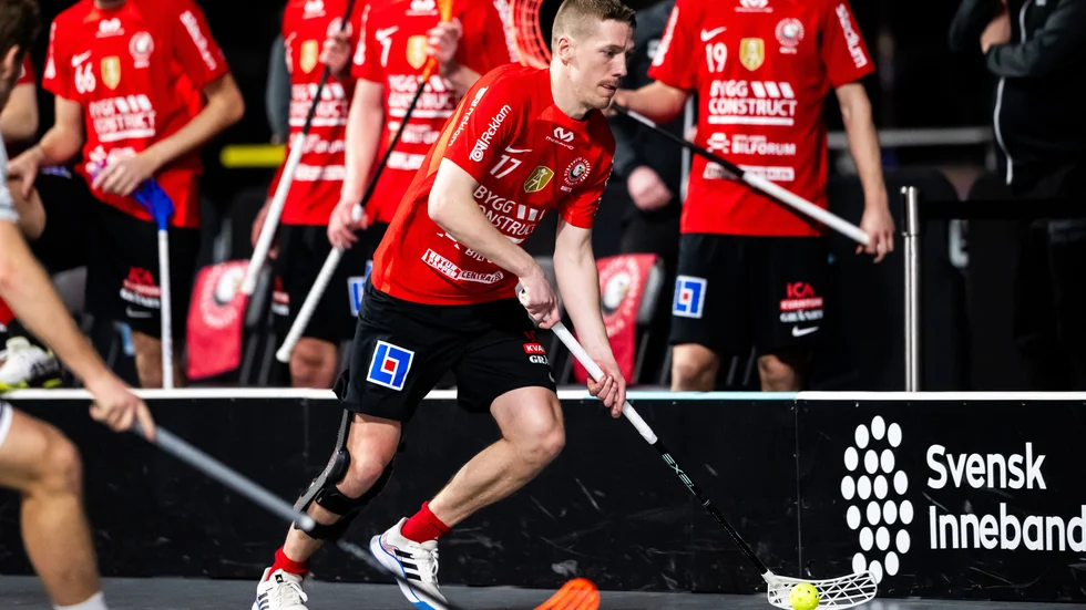Niklas Winroth Nelin la klubban på hyllan efter Storvretas SM-vinst i våras. 