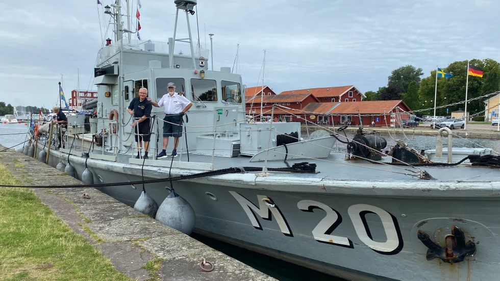 Assistent Karl-Owe Svensson och befälhavare Åke Foghammar ankrar upp i Motala under sin färd från Göteborg till Stockholm. Båten har en krigshistoria där den patrullerade Kattegatt för Sverige.