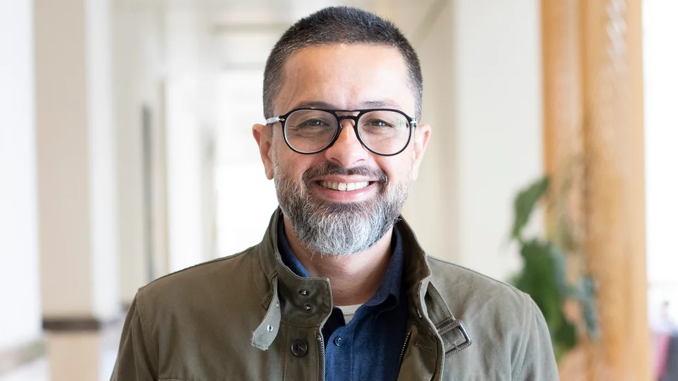 Satirtecknaren Mohammad Sabaaneh tilldelas årets EWK-pris. Pressbild.