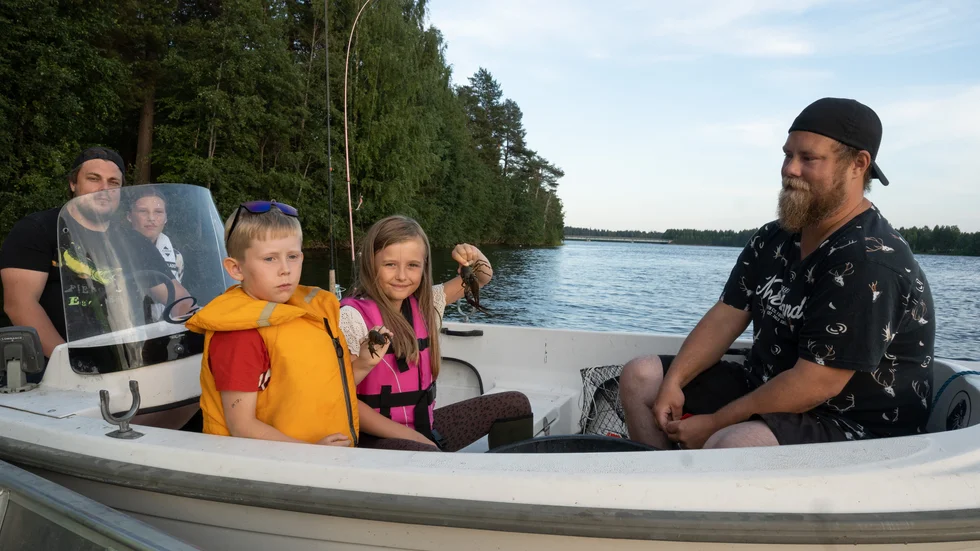 Att fiska kräftor är en spännande och rolig upplevelse tycker både barn och vuxna. I båten sitter Dennis Åström, Elin Åström, Valter Olsson, Tilde Åström och Jesper Halleman från Boden.